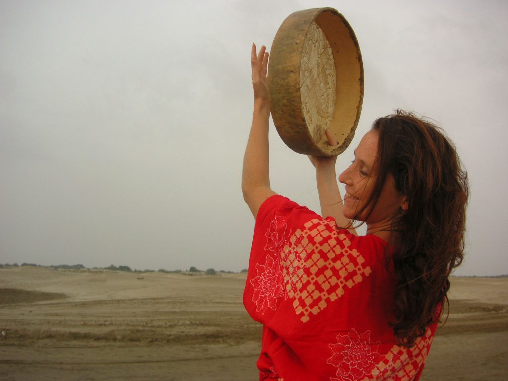 Barbara avec tambourin sur la plage - Kamaraksa